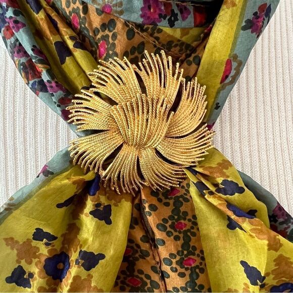 Vintage Monet Cordelia GoldTone Metal Flower Pin Brooch - Picture 6 of 10